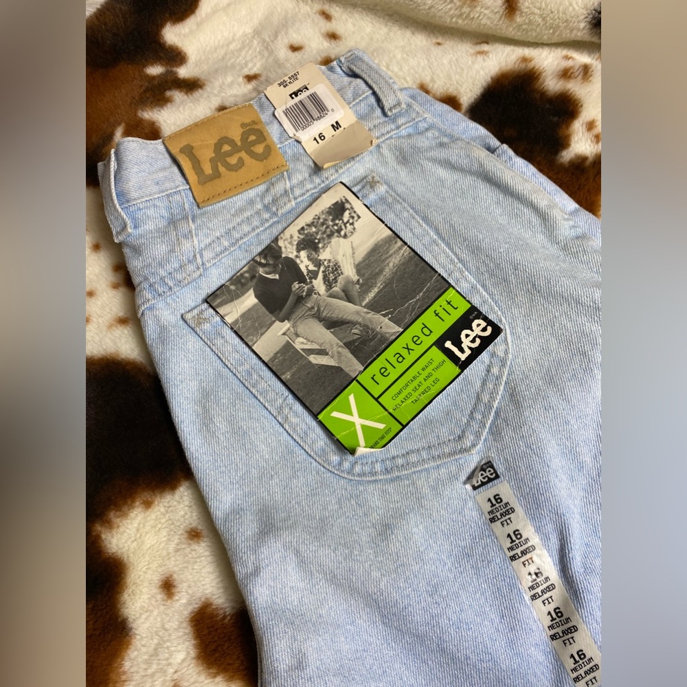 NWT 90s Vintage Light Wash Tapered Leg High Waisted Jeans 32”